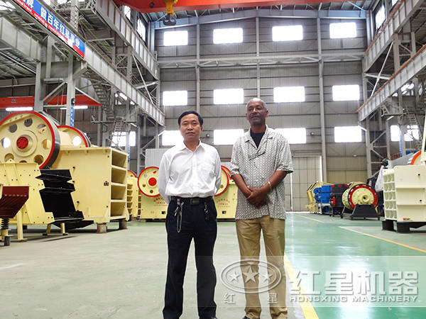 顎式破碎機生產(chǎn)車間實拍