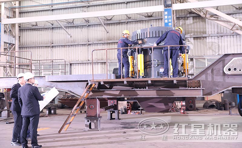 建筑垃圾移動粉碎機生產(chǎn)車間
