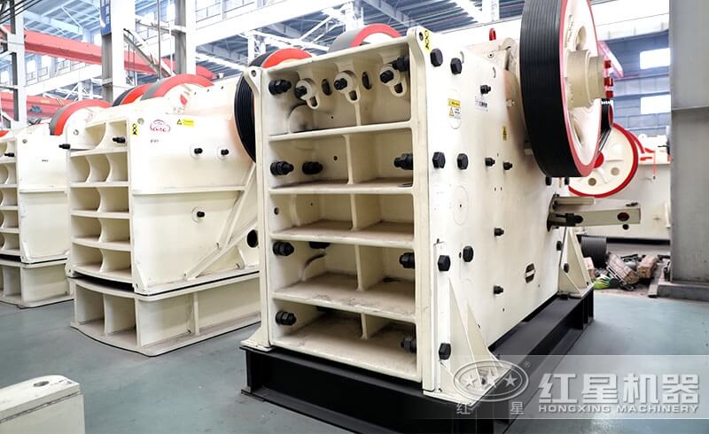 顎式破碎機(jī)車間實(shí)拍