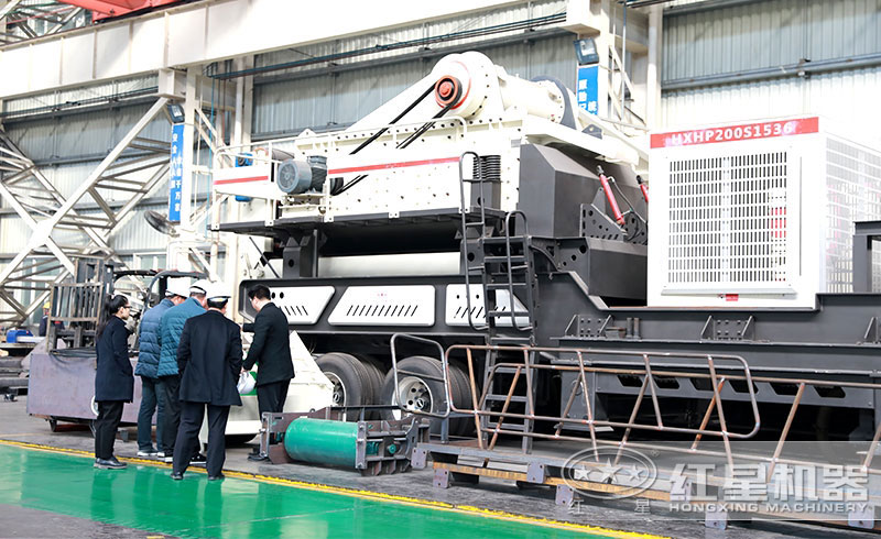 客戶參觀移動(dòng)破碎機(jī)加工車間